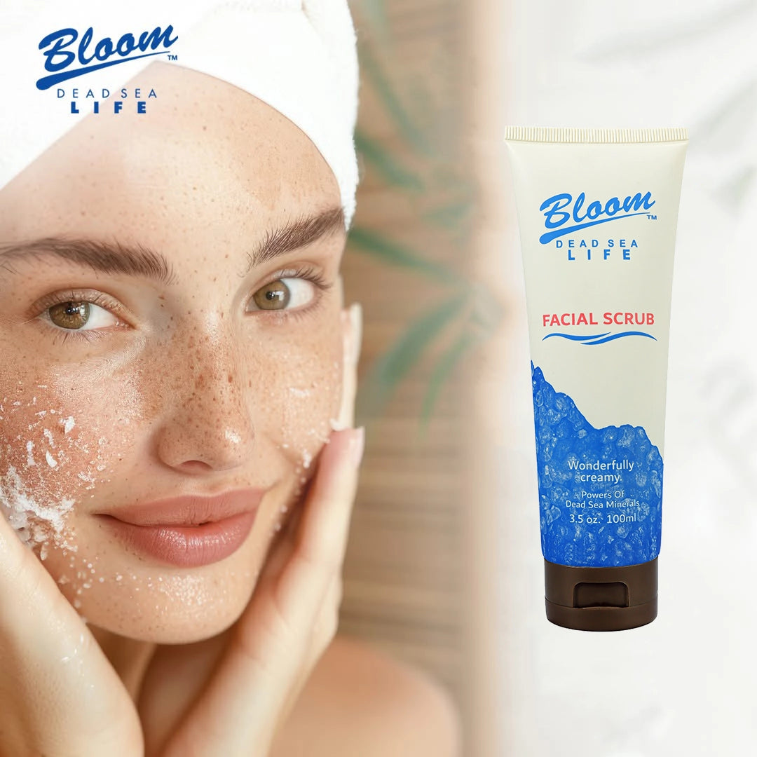 امرأة تقوم بتدليك مقشر الوجه من البحر الميت بلطف على وجهها، مستمتعة بتجربة عناية بالبشرة مهدئة مع مكونات طبيعية غنية بالمعادن.